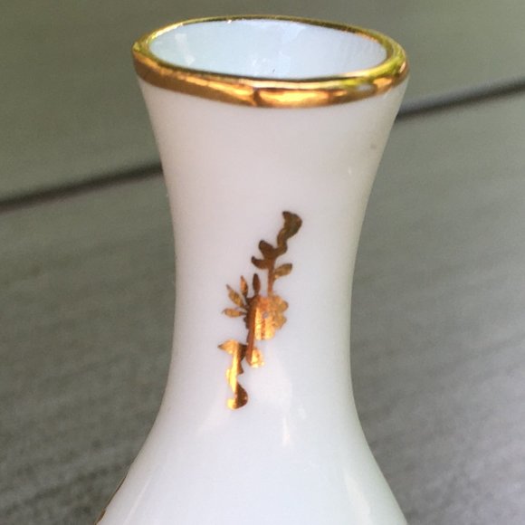 VINTAGE FRAGONARD LIMOGES COURTING COUPLE PILL BOX AND A MINIATURE VASE - Picture 11 of 13